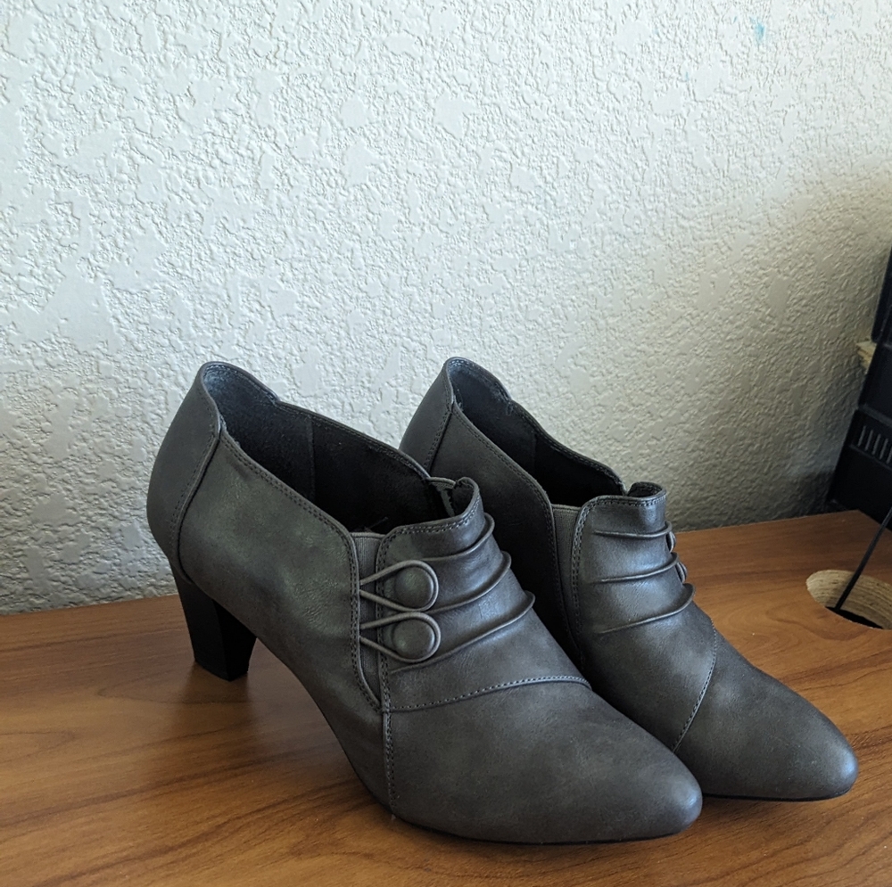 Rialto bootie heels size 8w